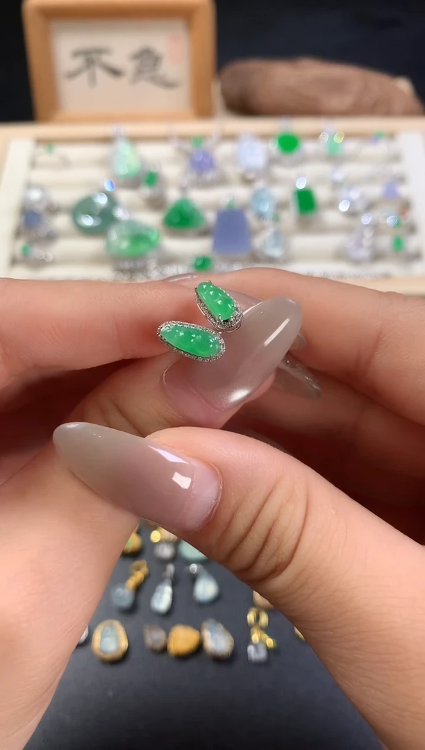 颈饰18K金镶嵌翡翠18k绿豆耳饰