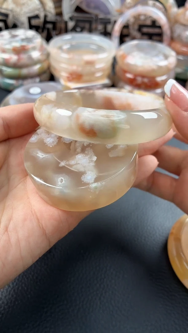 未镶嵌手镯（圆镯）石英质玉58