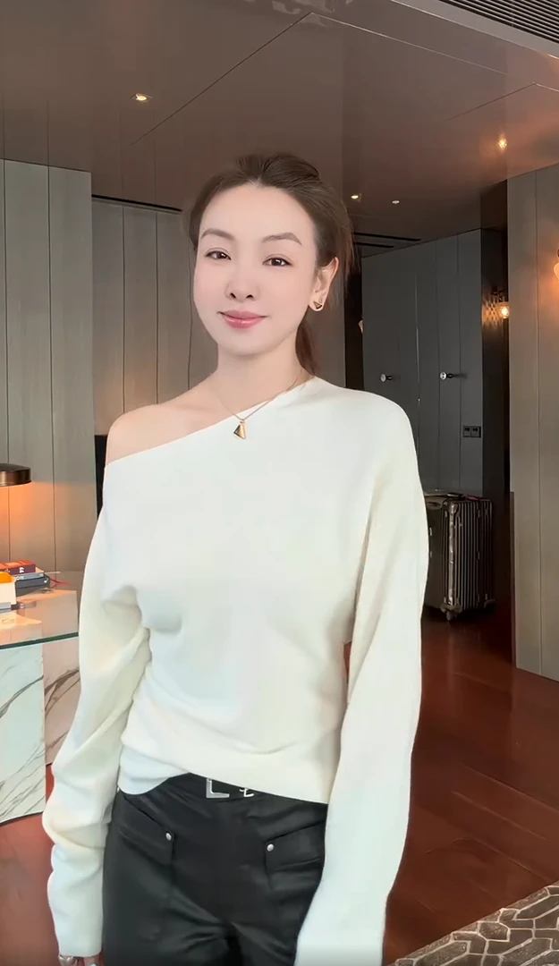 欧货2025秋冬新款简约气质高级感斜肩露肩显瘦侧开叉长袖针织上衣