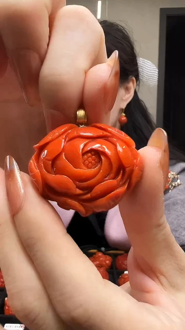18K金镶嵌吊坠南红玛瑙/花花/38mm*30mm*19mm