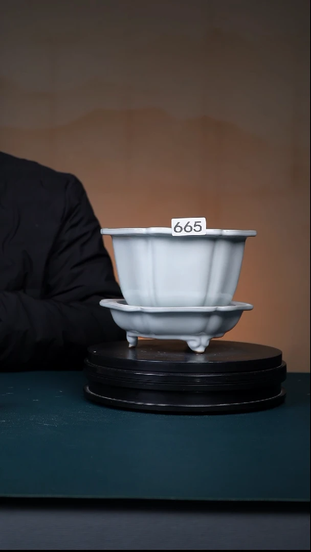 其他瓷全品665号月白釉葵口式花盆 口径19.5高12.5