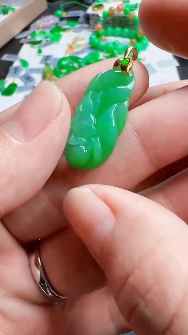 翡翠18K金镶嵌颈饰吊坠