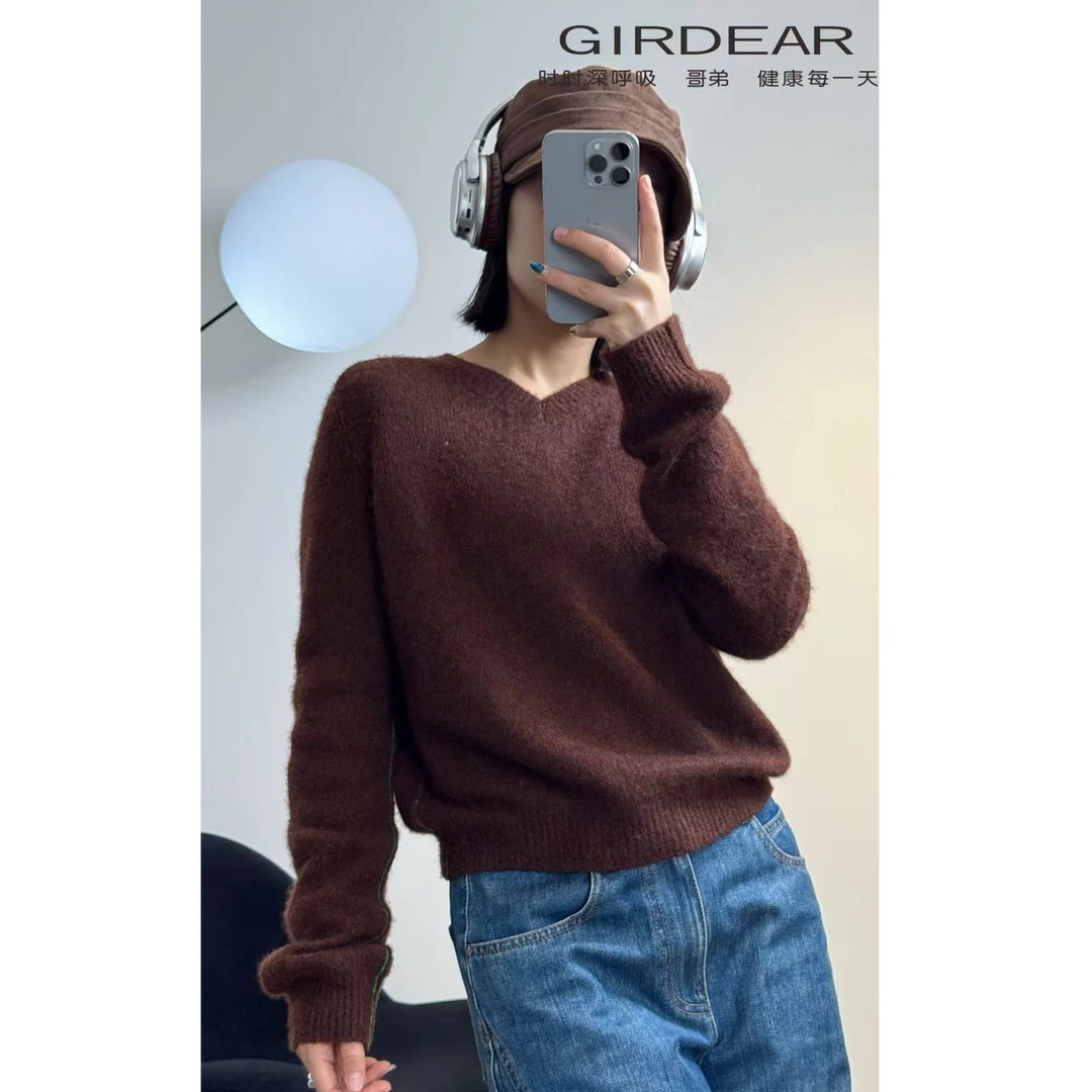 GIRDEAR/哥弟时尚简约百搭V领软糯毛绒感山羊绒针织衫女1399590