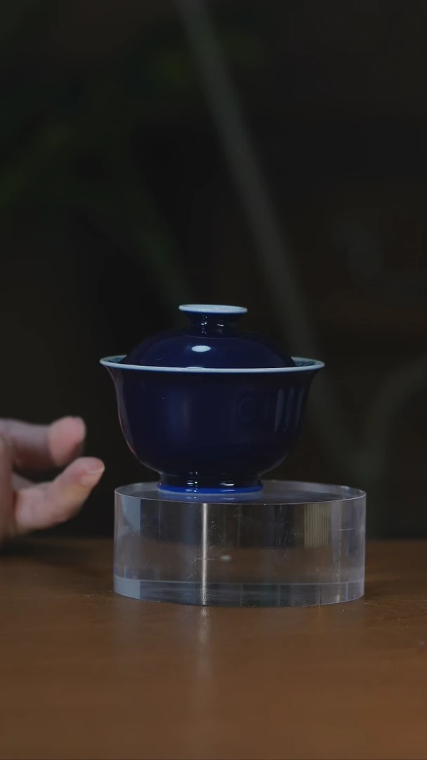 记蓝内绘鲑鱼盖碗