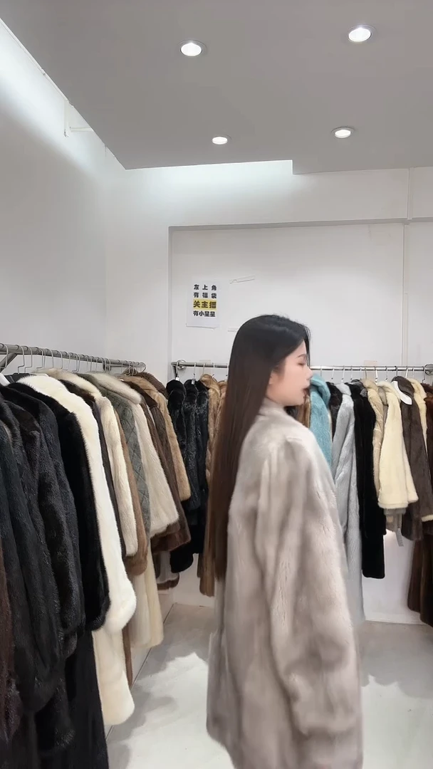 小橙子皮草直播间