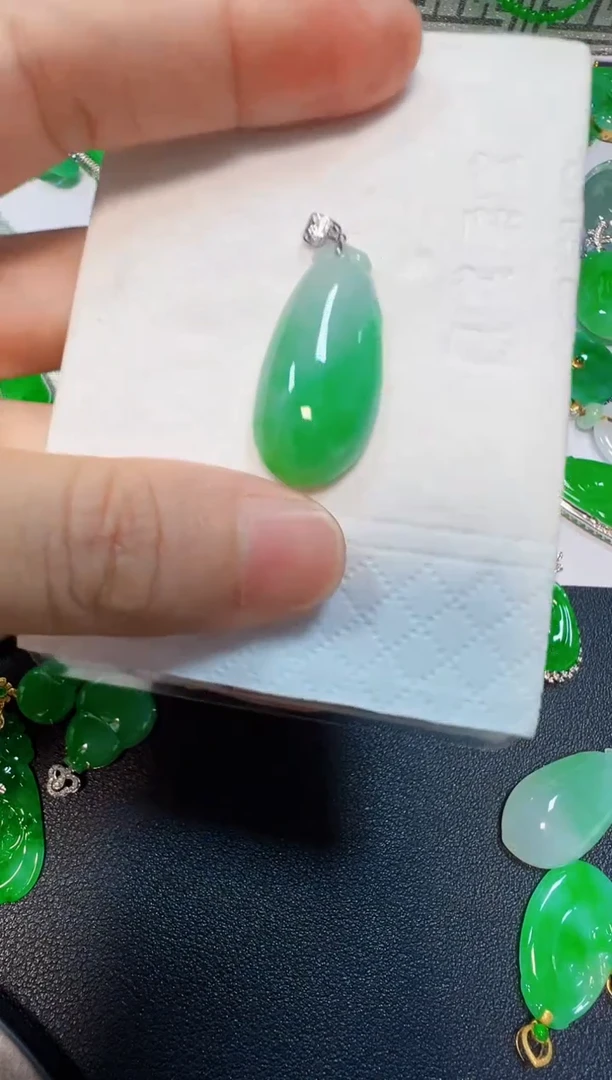 翡翠18K金镶嵌吊坠(不含链)680