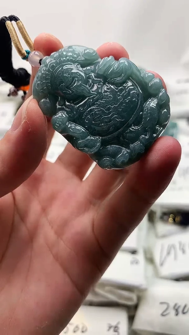 翡翠未镶嵌颈饰财神爷