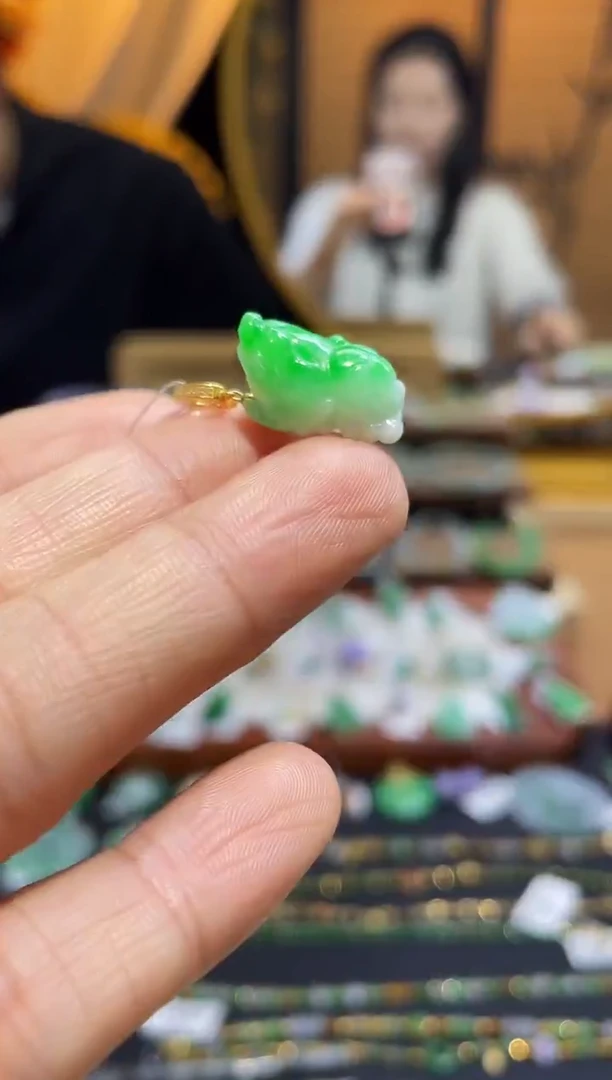 颈饰18K金镶嵌翡翠18K金镶嵌