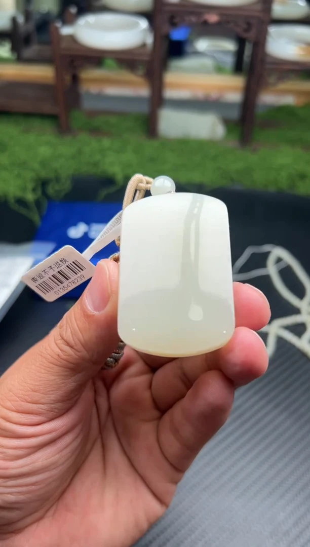 吊坠(赠链)未镶嵌和田玉黑山微色差吊坠M