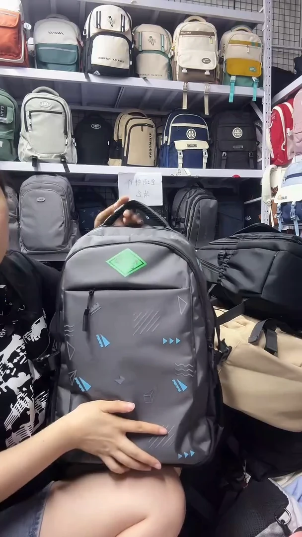 尼龙银灰色大容量双肩包