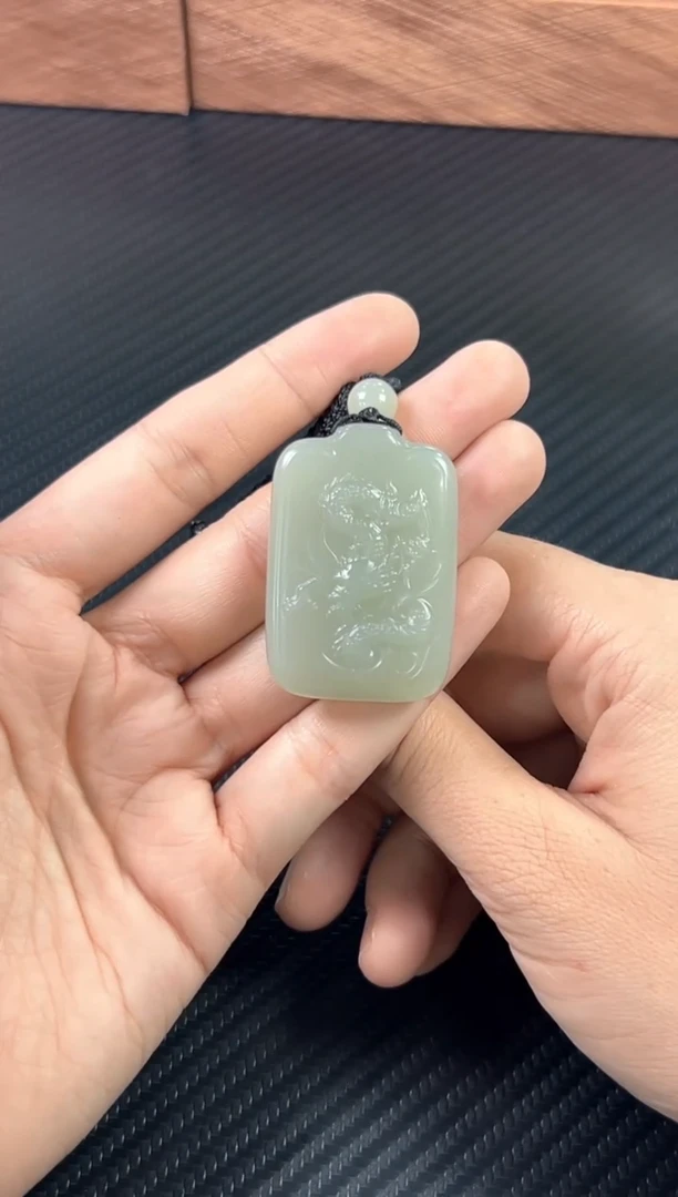 吊坠(赠链)未镶嵌和田玉且末微色差近矿
