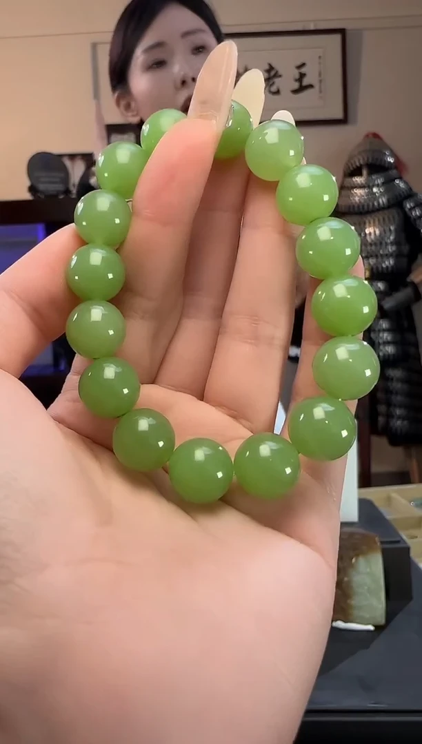颈饰未镶嵌和田玉翠青圆珠手串