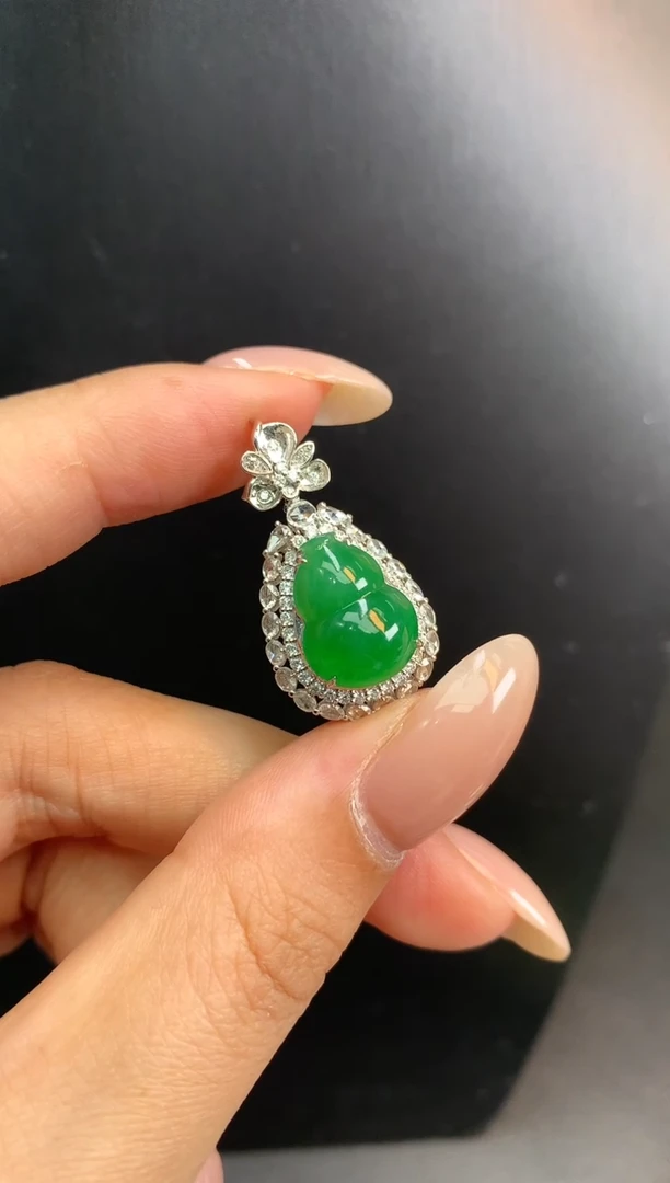 颈饰18K金镶嵌翡翠葫芦