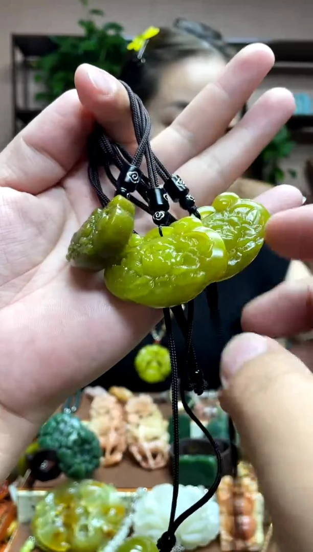 未镶嵌岫玉吊坠多样性发货发其中之一