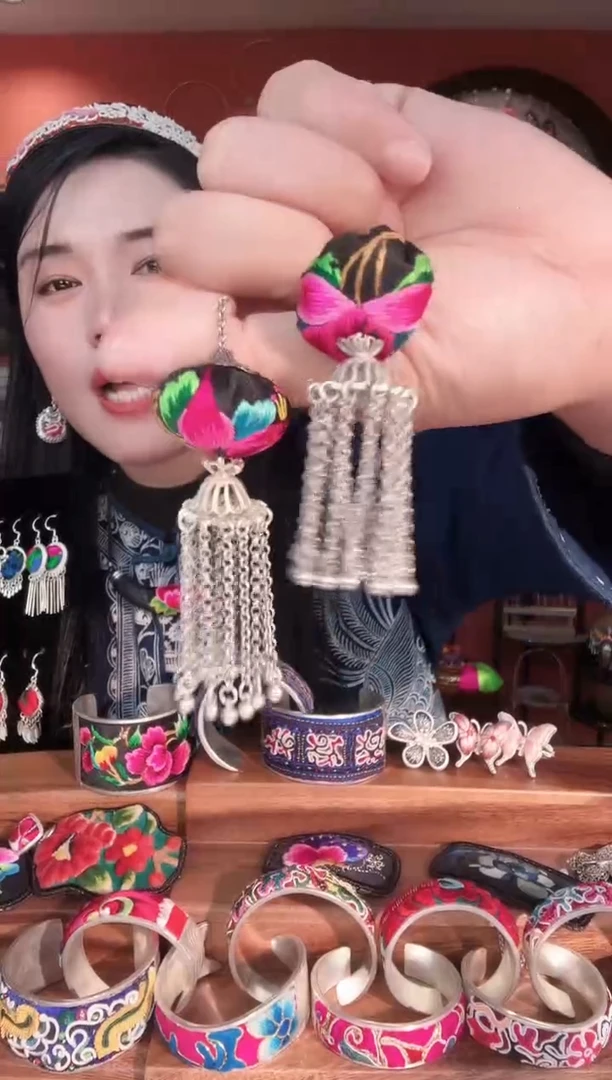 织绣非遗手工苗绣饰品38