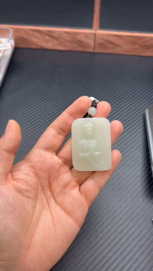 和田玉未镶嵌吊坠(赠链)且末微色差近矿S