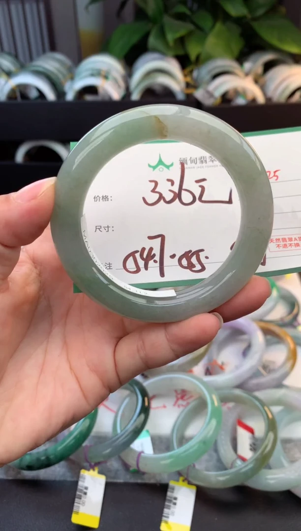 未镶嵌定制翡翠毛货需精细抛光+多人