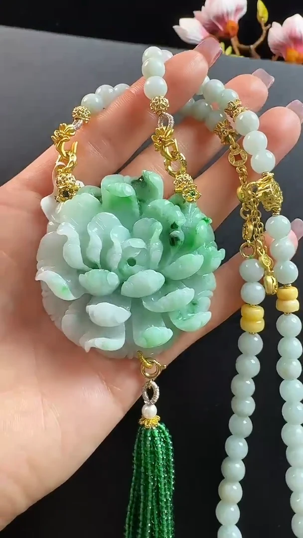 颈饰未镶嵌翡翠花牌