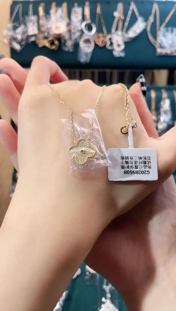 颈饰18K金镶嵌钻石18K金镶嵌钻石 K黄四草