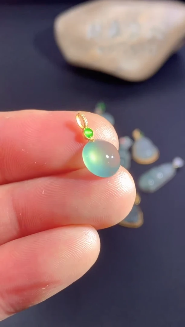 颈饰18K金镶嵌翡翠