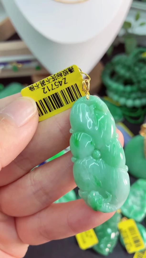 吊坠(不含链)18K金镶嵌翡翠挂件