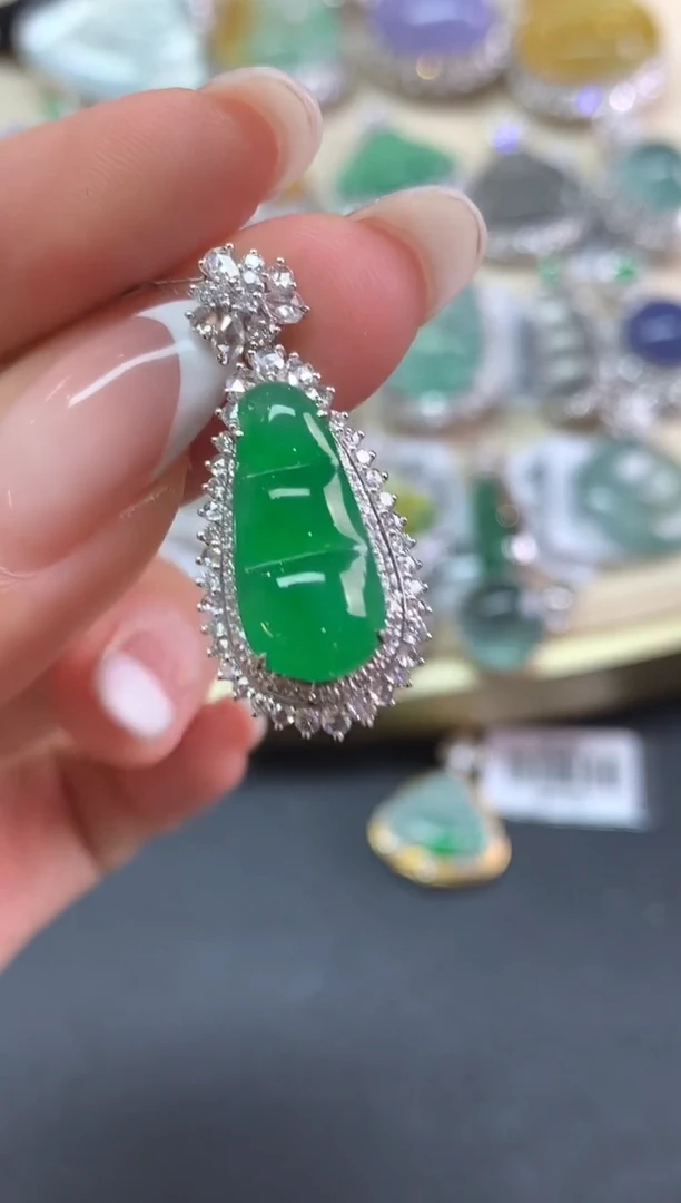 吊坠(不含链)18K金镶嵌翡翠吊坠(不含链)|29800