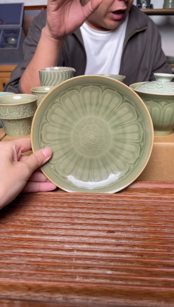瓷器橄榄绿宝象莲瓣纹壶承  微瑕