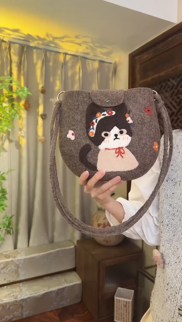 羊毛非遗纯手工包  单肩中圆包花环猫咪