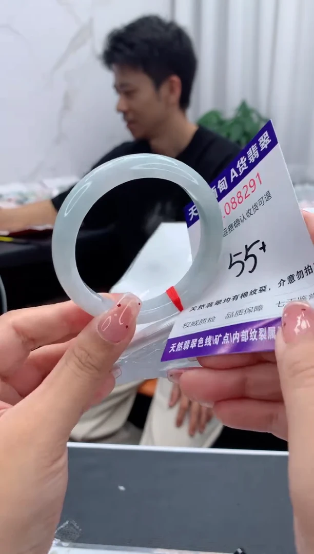 未镶嵌手镯翡翠有纹，完美者勿拍
