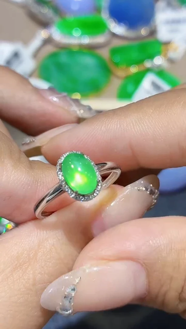 18K金镶嵌戒指翡翠天然A货翡翠