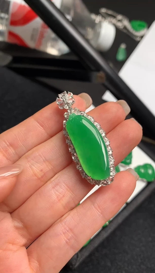 颈饰18K金镶嵌翡翠福瓜