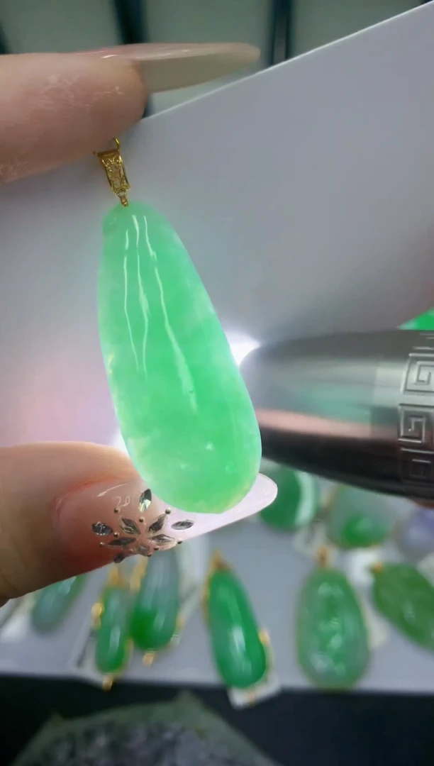 颈饰18K金镶嵌翡翠翡翠