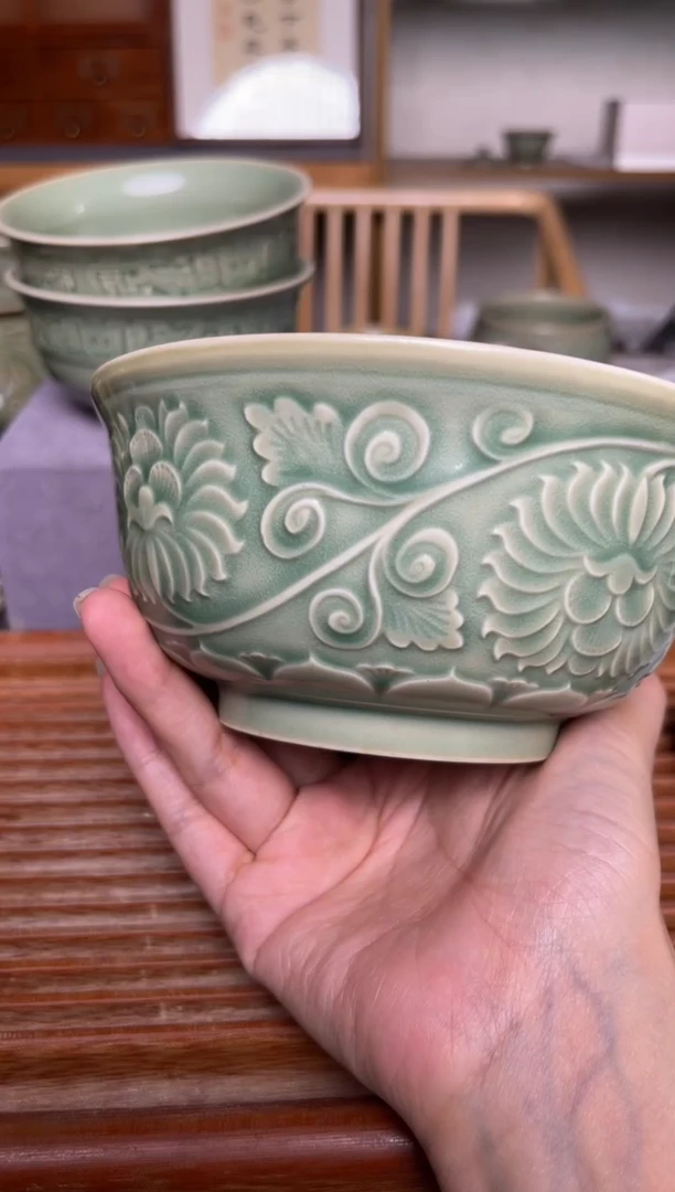 其他青瓷5.5英寸缠枝牡丹纹碗 微瑕