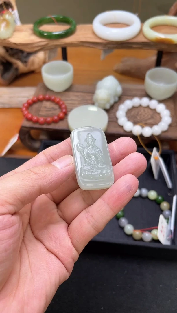 吊坠(不含链)未镶嵌和田玉且末青白 观音