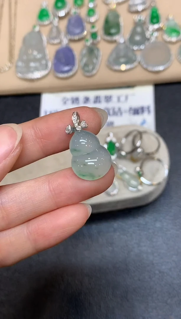 颈饰18K金镶嵌翡翠葫芦【无服务费
