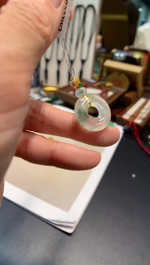 颈饰18K金镶嵌翡翠甜甜圈