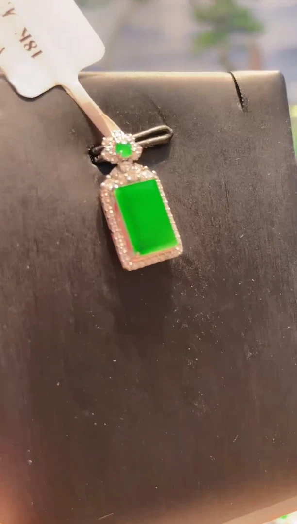 翡翠18K金镶嵌颈饰翡翠A12