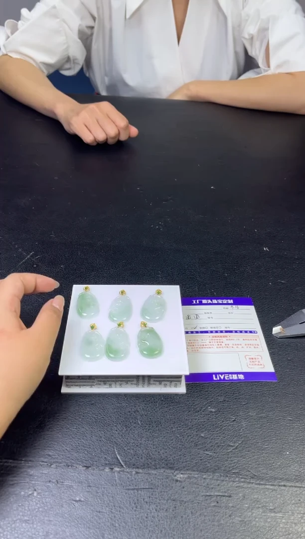 颈饰18K金镶嵌翡翠18K飘花如意