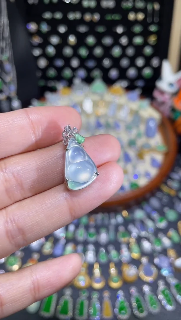 颈饰18K金镶嵌翡翠玻璃种葫芦瓜吊坠