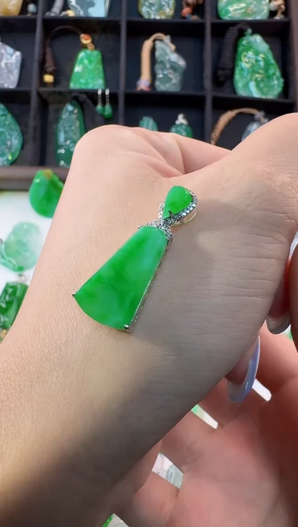 颈饰18K金镶嵌翡翠缅甸A货翡翠