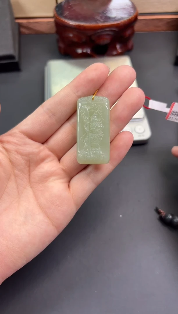 【闪购商品】和田玉吊坠(赠链)未镶嵌且末微色差近矿吊坠