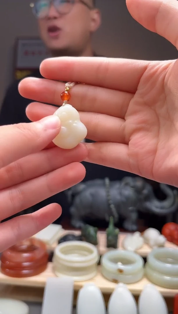 颈饰未镶嵌和田玉吊坠