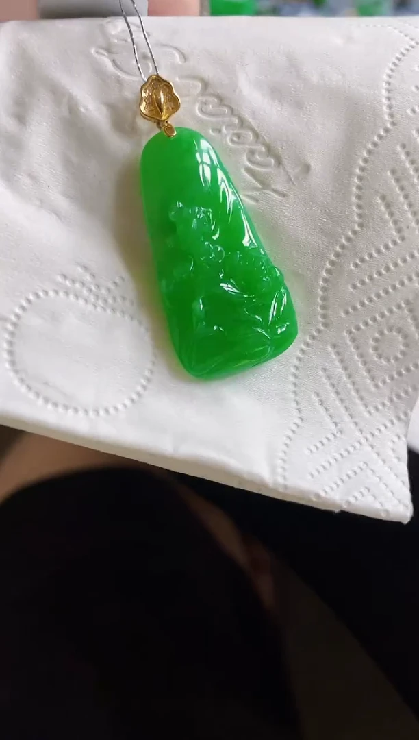颈饰18K金镶嵌翡翠荷叶