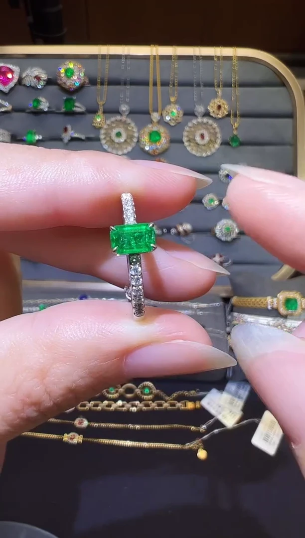 18K金镶嵌戒指祖母绿0.65ct