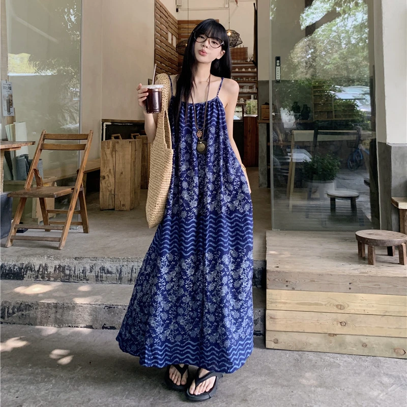 夏日小裙子高级感度假风蓝色印花无袖吊带露背连衣裙女