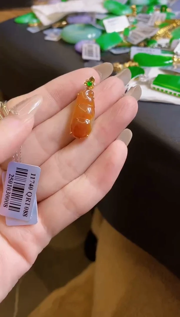 【闪购商品】翡翠颈饰18K金镶嵌豆