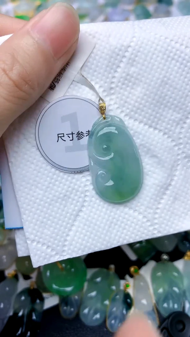 颈饰18K金镶嵌翡翠天然A货翡翠