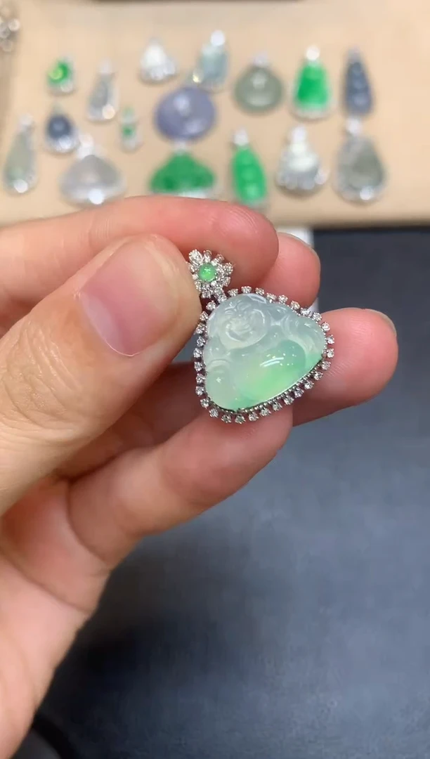 颈饰18K金镶嵌翡翠佛公【无服务费