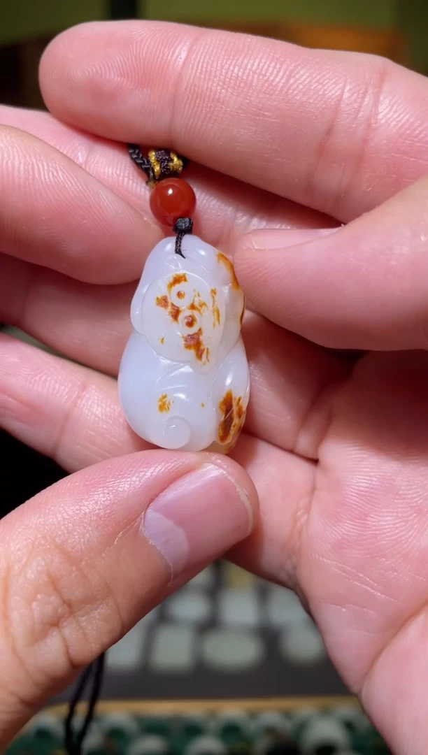 和田玉未镶嵌颈饰猴子