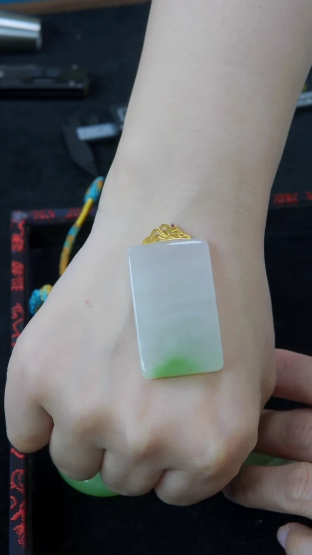 和田玉18K金镶嵌颈饰白底翠无事牌